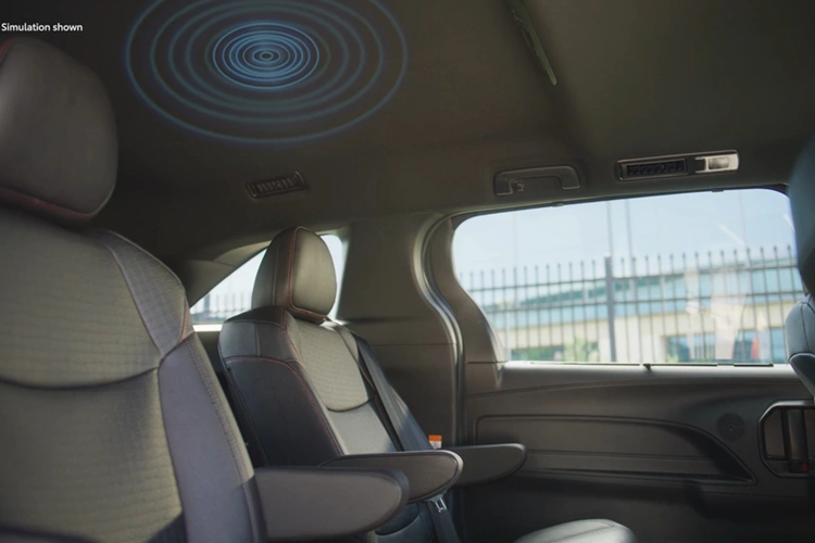 Cụ thể, trong trường hợp tài xế khóa xe nhưng hệ thống radar 60 Ghz lắp trên trần xe phát hiện vẫn có người ngồi ở hàng ghế sau thì đèn báo nguy hiểm sẽ nhấp nháy và khóa cửa sẽ phát ra tín hiệu âm thanh 9 lần.