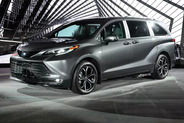 Theo công bố, Toyota Sienna 2025 có mức tiêu thụ nhiên liệu trung bình là 6,53 lít/100km với hệ dẫn động cầu trước hoặc 6,72 lít/100km với hệ dẫn động bốn bánh (AWD).