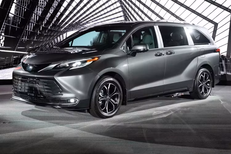 Theo công bố, Toyota Sienna 2025 có mức tiêu thụ nhiên liệu trung bình là 6,53 lít/100km với hệ dẫn động cầu trước hoặc 6,72 lít/100km với hệ dẫn động bốn bánh (AWD).