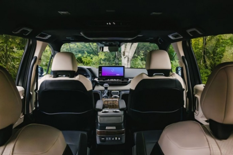 Hàng ghế trước chỉnh điện tích hợp tính năng thông gió/sưởi ấm, vô-lăng chỉnh điện 4 hướng có tính năng sưởi ấm, gương chiếu hậu kỹ thuật số, cửa sổ trời, cửa trượt và cửa hậu chỉnh điện hỗ trợ đóng/mở rảnh tay bằng cách đá chân.