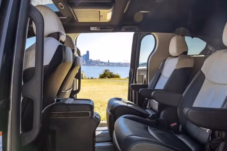 Xe có hai tùy chọn ghế ngồi là 7 chỗ và 8 chỗ, trong đó bản 7 chỗ sở hữu ghế độc lập với tính năng sưởi ở phiên bản Platinum. Ngoài ra, Sienna 2025 còn được trang bị tính năng phát hiện trẻ em bị bỏ quên phía sau.