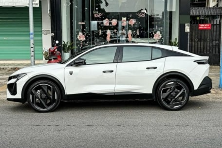 Cung cấp sức mạnh cho Peugeot 408 tại thị trường Việt Nam là khối động cơ PureTech dung tích 1.6L. Đi kèm với hộp số tự động 8 cấp và hệ dẫn động cầu trước, xe có thể đạt công suất cực đại 218 mã lực và 300 Nm lực mô-men xoắn.