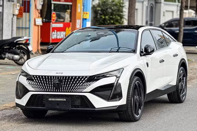 Mới đây, trên sàn xe cũ Hà Nội bất ngờ xuất hiện thông tin rao bán chiếc Peugeot 408 2023 siêu lướt với giá hơn 1,1 tỷ đồng. Theo thông tin do người bán đăng tải, chiếc xe này mới được đăng ký vào cuối tháng 12/2023 với số odo chỉ 2.600 km.