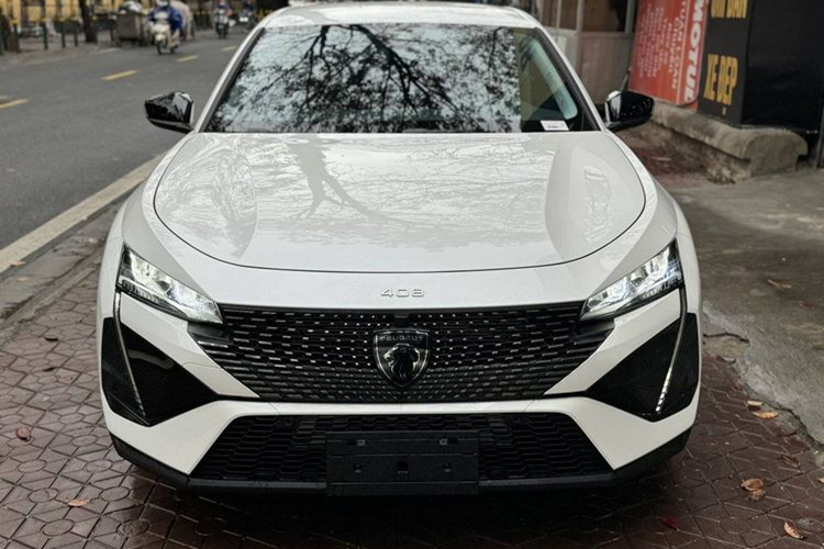 Được định vị trong phân khúc SUV cỡ C, Peugeot 408 tại Việt Nam sở hữu kích thước dài, rộng và cao lần lượt là 4.690 x 1.859 x 1.480 mm và chiều dài cơ sở 2.787 mm. Kích thước này của xe có phần nhỉnh hơn đối thủ Mazda CX-5 và Honda CR-V.