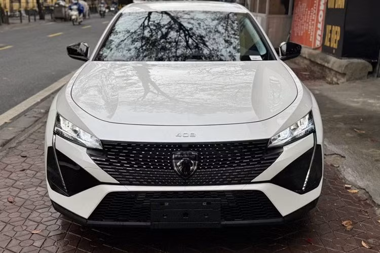 Được định vị trong phân khúc SUV cỡ C, Peugeot 408 tại Việt Nam sở hữu kích thước dài, rộng và cao lần lượt là 4.690 x 1.859 x 1.480 mm và chiều dài cơ sở 2.787 mm. Kích thước này của xe có phần nhỉnh hơn đối thủ Mazda CX-5 và Honda CR-V.