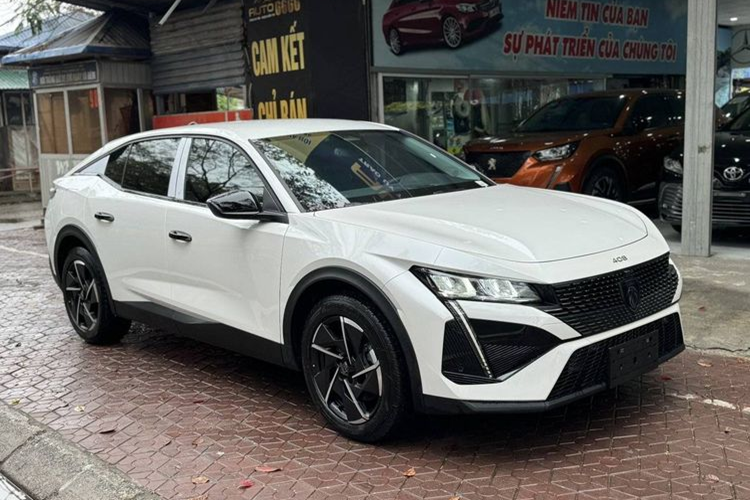 Peugeot 408 bản GT hiện được phân phối chính hãng với giá niêm yết là 1,269 tỷ đồng. Nếu tính cả chi phí đăng ký và các khoản thuế, giá lăn bánh của mẫu SUV này lên tới 1,4 tỷ đồng. Như vậy, nếu chấp nhận mua xe "sang tay", chủ mới sẽ tiết kiệm được số tiền lên tới gần 300 triệu đồng.