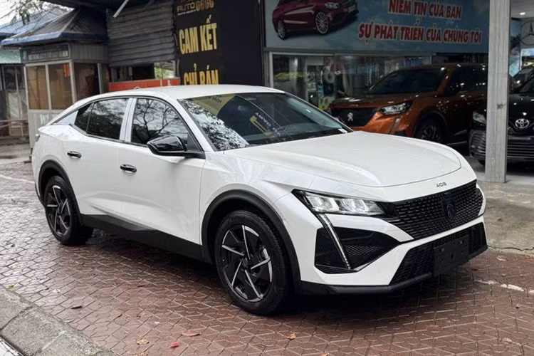 Peugeot 408 bản GT hiện được phân phối chính hãng với giá niêm yết là 1,269 tỷ đồng. Nếu tính cả chi phí đăng ký và các khoản thuế, giá lăn bánh của mẫu SUV này lên tới 1,4 tỷ đồng. Như vậy, nếu chấp nhận mua xe "sang tay", chủ mới sẽ tiết kiệm được số tiền lên tới gần 300 triệu đồng.