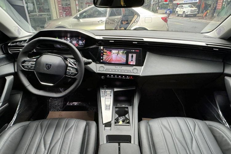 Ở phần ngoại thất, Peugeot 408 phiên bản GT cao cấp nhất được trang bị đèn pha Matrix LED, lưới tản nhiệt cùng màu thân xe, vành la-zăng kích thước 20 inch. Trong khi đó, hai phiên bản còn lại chỉ có đèn pha LED thông thường, lưới tản nhiệt mạ crôm và vành la-zăng 18 inch.