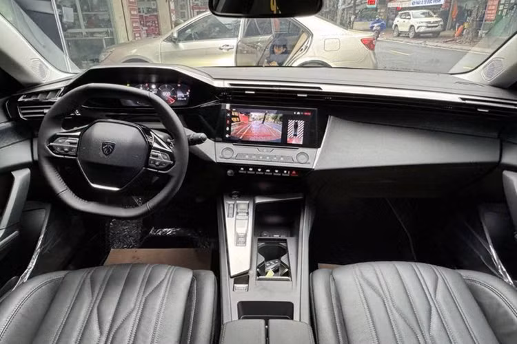 Ở phần ngoại thất, Peugeot 408 phiên bản GT cao cấp nhất được trang bị đèn pha Matrix LED, lưới tản nhiệt cùng màu thân xe, vành la-zăng kích thước 20 inch. Trong khi đó, hai phiên bản còn lại chỉ có đèn pha LED thông thường, lưới tản nhiệt mạ crôm và vành la-zăng 18 inch.