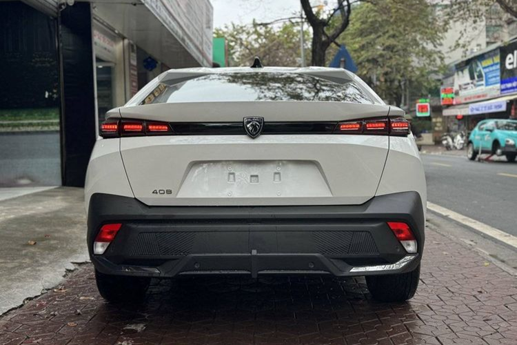 Sở hữu kích thước tiệm cận SUV cỡ D, Peugeot 408 nổi bật với không gian nội thất rộng rãi. Các trang bị đáng chú ý bao gồm màn hình 10 inch sau vô lăng và màn hình trung tâm, đèn viền nội thất, hệ thống giải trí hỗ trợ Apple CarPlay/Android Auto, hệ thống âm thanh 6 loa cao cấp.