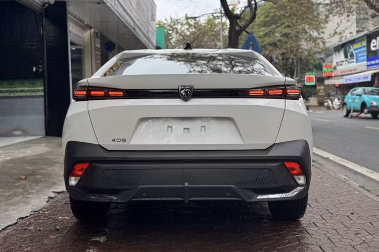 Sở hữu kích thước tiệm cận SUV cỡ D, Peugeot 408 nổi bật với không gian nội thất rộng rãi. Các trang bị đáng chú ý bao gồm màn hình 10 inch sau vô lăng và màn hình trung tâm, đèn viền nội thất, hệ thống giải trí hỗ trợ Apple CarPlay/Android Auto, hệ thống âm thanh 6 loa cao cấp.