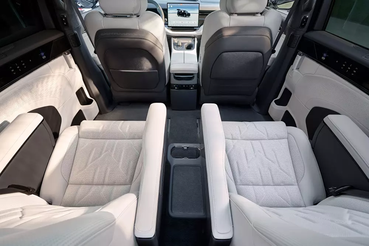 Nếu chi thêm số tiền 50.000 Nhân dân tệ (khoảng 175 triệu đồng), khách hàng có thể trang bị pin 140 kWh cho mẫu MPV cỡ lớn này. Pin tùy chọn nâng phạm vi di chuyển sau một lần sạc lên 900 km, tùy theo phiên bản.