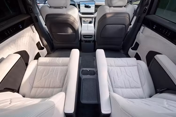 Nếu chi thêm số tiền 50.000 Nhân dân tệ (khoảng 175 triệu đồng), khách hàng có thể trang bị pin 140 kWh cho mẫu MPV cỡ lớn này. Pin tùy chọn nâng phạm vi di chuyển sau một lần sạc lên 900 km, tùy theo phiên bản.