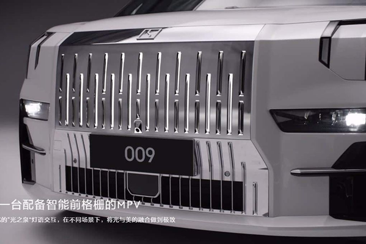 Ngoài ra, nội thất của xe còn được bọc bằng chất liệu cao cấp mềm mại hơn. Ghế được bọc da Nappa đồng thời có đủ các tính năng thông hơi, massage và sưởi ấm. Tựa đầu ghế được tích hợp loa để mang đến trải nghiệm âm thanh ấn tượng hơn. Trong khi đó, trần xe được bọc bằng chất liệu da lộn Ultrasuede.