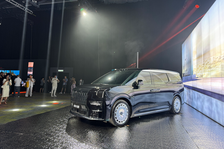 Chế độ vận hành bằng 1 bàn đạp, đèn pha Matrix LED thích ứng với tính năng chiếu sáng theo góc đánh lái, cửa lùa/cửa cốp chỉnh điện, cửa sổ trời kép, hệ thống âm thanh Yamaha 30 loa, sạc điện thoại không dây 50W, cổng USB Type C, điều hòa tự động 3 vùng, hệ thống lọc không khí CN95/PM2.5 và tủ lạnh mới.