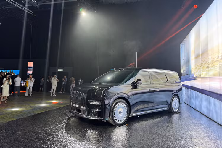 Chế độ vận hành bằng 1 bàn đạp, đèn pha Matrix LED thích ứng với tính năng chiếu sáng theo góc đánh lái, cửa lùa/cửa cốp chỉnh điện, cửa sổ trời kép, hệ thống âm thanh Yamaha 30 loa, sạc điện thoại không dây 50W, cổng USB Type C, điều hòa tự động 3 vùng, hệ thống lọc không khí CN95/PM2.5 và tủ lạnh mới.