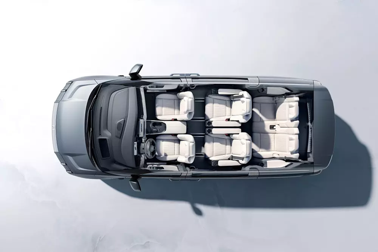 Thương hiệu Zeekr khẳng định xe đã được thay đổi đến 1.366 chi tiết. Tuy nhiên, nếu nhìn bên ngoài, Zeekr 009 2025 có thiết kế ngoại thất gần như giữ nguyên. Điểm mới dễ thấy nhất là lưới tản nhiệt với nhiều chi tiết mạ crôm hơn. Lưới tản nhiệt này cũng có thể sơn cùng màu thân xe và tích hợp đèn.