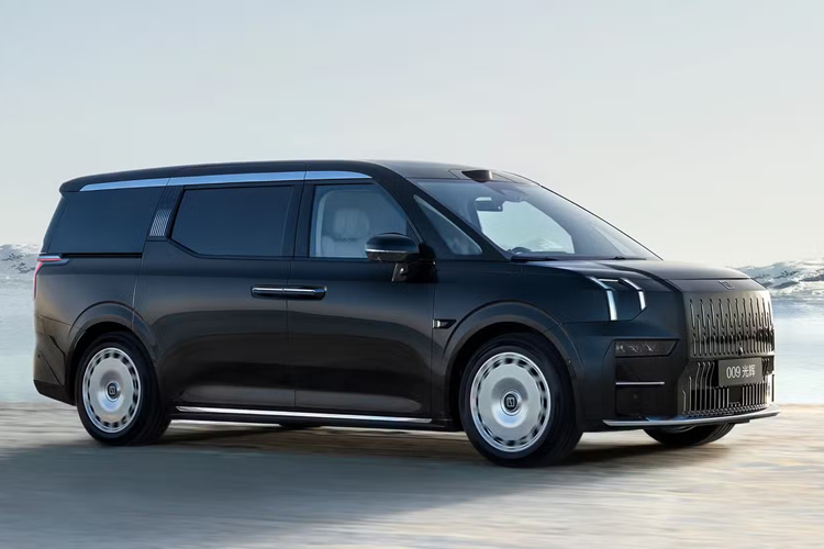 Được định vị như đối thủ của "chuyên cơ mặt đất" Toyota Alphard, mức giá xe Zeekr 009 2025 bán dao động từ 439.000 - 469.000 Nhân dân tệ (khoảng 1,53 - 1,64 tỷ đồng) ở thị trường Trung Quốc. Sau Trung Quốc và Hồng Kông, mẫu MPV thuần điện cao cấp này sẽ ra mắt ở khu vực Đông Nam Á, cụ thể là Malaysia, vào cuối năm nay.