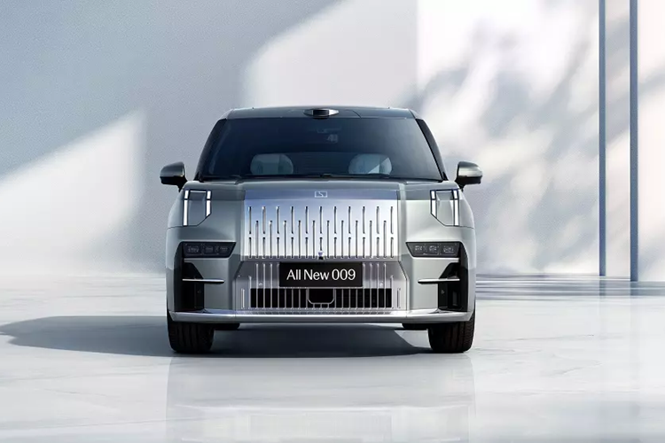 Sức mạnh này cho phép phiên bản AWD tăng tốc từ 0-100 km/h trong 3,9 giây và đạt vận tốc tối đa 230 km/h. Cả phiên bản FWD và AWD của Zeekr 009 2025 đều dùng pin niken-mangan-coban (NMC) với dung lượng 108 kWh.