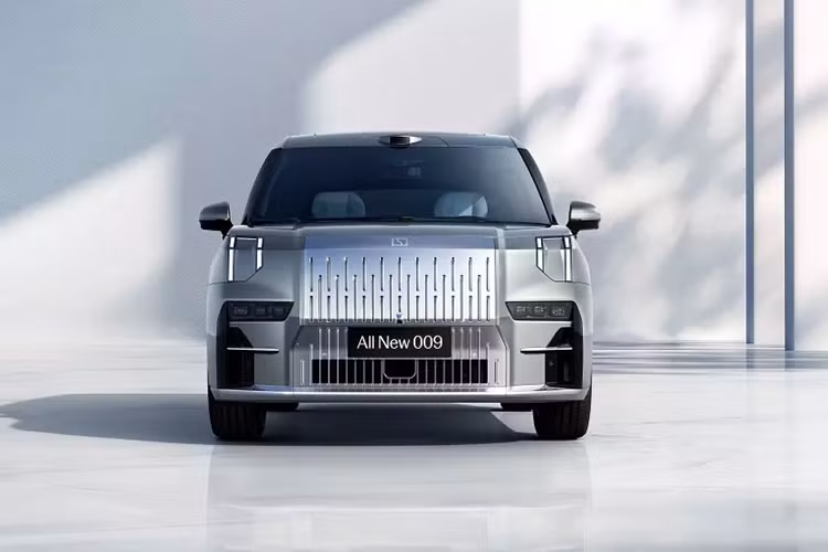 Sức mạnh này cho phép phiên bản AWD tăng tốc từ 0-100 km/h trong 3,9 giây và đạt vận tốc tối đa 230 km/h. Cả phiên bản FWD và AWD của Zeekr 009 2025 đều dùng pin niken-mangan-coban (NMC) với dung lượng 108 kWh.