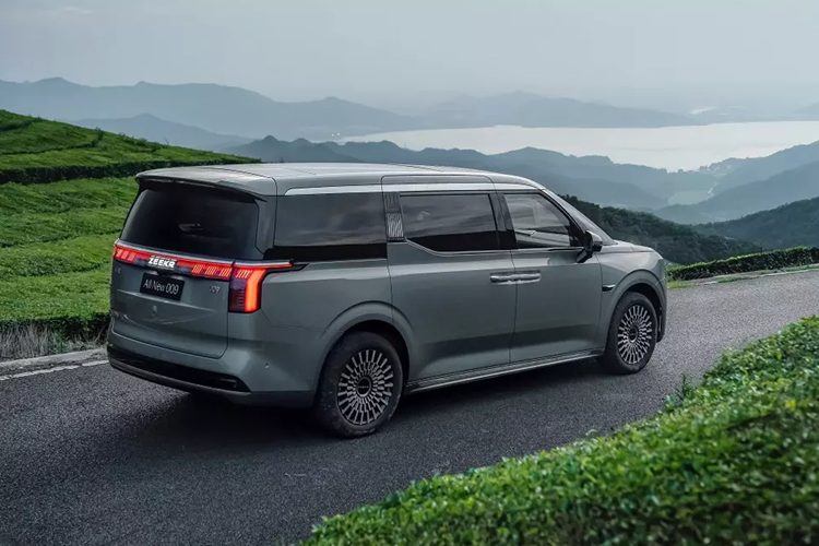 Không chỉ bổ sung phiên bản FWD mới cho 009, thương hiệu Zeekr còn nâng cấp cả phiên bản dẫn động 4 bánh toàn thời gian AWD. Theo đó, Zeekr 009 2025 phiên bản AWD dùng 2 mô-tơ điện nằm trên 2 cầu với công suất tổng cộng 778 mã lực và mô-men xoắn cực đại 810 Nm.