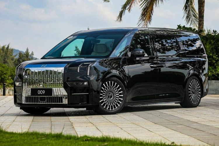 Những màn hình kể trên, cộng với màn hình hiển thị thông tin kính lái HUD 35.95 AR, được trang bị cặp chip Qualcomm 8295 với tính năng trí thông minh nhân tạo AI nâng cấp, có thể dự đoán trước những yêu cầu của người dùng dựa trên thói quen.