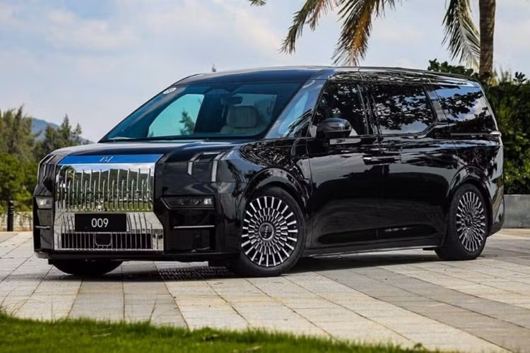 Những màn hình kể trên, cộng với màn hình hiển thị thông tin kính lái HUD 35.95 AR, được trang bị cặp chip Qualcomm 8295 với tính năng trí thông minh nhân tạo AI nâng cấp, có thể dự đoán trước những yêu cầu của người dùng dựa trên thói quen.