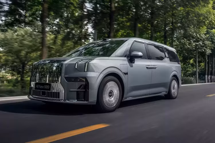 Điểm nhấn đáng chú ý nhất của mẫu xe MPV Zeekr 009 2025 chính là phiên bản dẫn động cầu trước FWD mới. Phiên bản này được trang bị 1 mô-tơ điện nằm trên cầu trước với công suất tối đa 416 mã lực và mô-men xoắn cực đại 440 Nm. Nhờ đó, xe có thể tăng tốc từ 0-100 km/h trong thời gian 6,9 giây và đạt vận tốc tối đa 230 km/h.