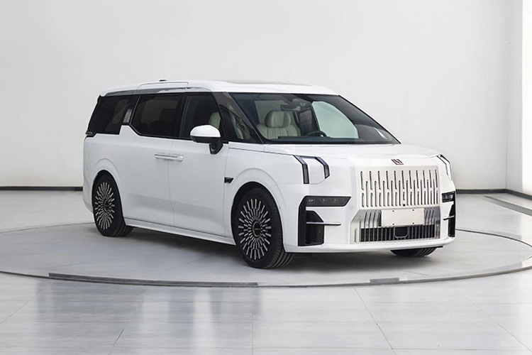 Thêm vào đó là cảm biến LiDAR trên nóc mới. Trước đây, cảm biến này chỉ dành cho bản Grand 4 chỗ cao cấp của xe. Kích thước của mẫu MPV này cũng được thay đổi nhẹ với chiều dài tăng 8 mm lên 5.217 mm và chiều cao giảm 36 mm xuống còn 1.812 mm. Trong khi đó, chiều rộng và chiều dài cơ sở của xe không đổi.