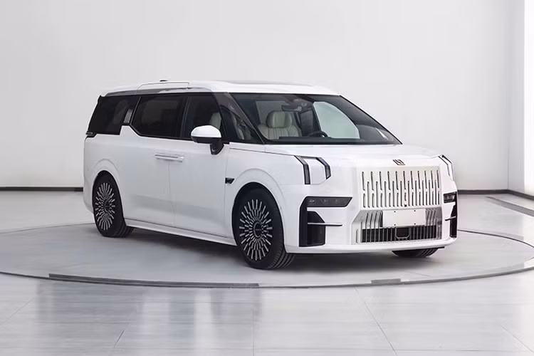 Thêm vào đó là cảm biến LiDAR trên nóc mới. Trước đây, cảm biến này chỉ dành cho bản Grand 4 chỗ cao cấp của xe. Kích thước của mẫu MPV này cũng được thay đổi nhẹ với chiều dài tăng 8 mm lên 5.217 mm và chiều cao giảm 36 mm xuống còn 1.812 mm. Trong khi đó, chiều rộng và chiều dài cơ sở của xe không đổi.