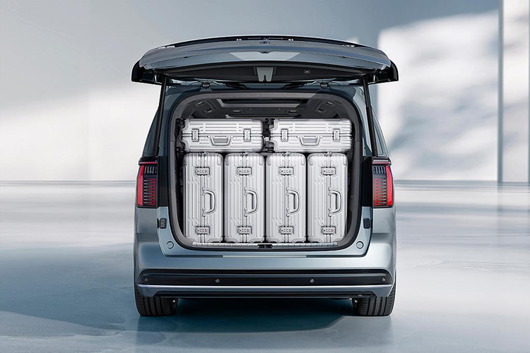 Trang bị an toàn của xe cũng rất phong phú với hệ thống kiểm soát hành trình thích ứng ở mọi tốc độ, phanh khẩn cấp tự động, cảnh báo tiền va chạm, hỗ trợ giữ làn đường, phát hiện điểm mù, cảnh báo phương tiện cắt ngang khi lùi và hỗ trợ đỗ xe tự động.