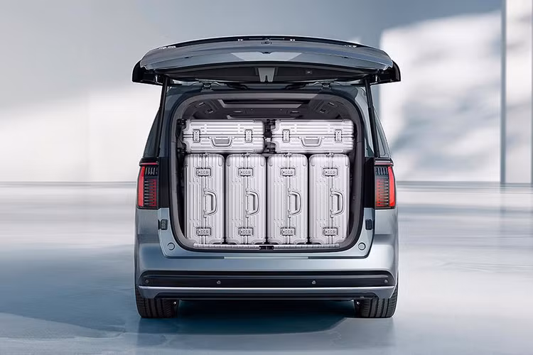 Trang bị an toàn của xe cũng rất phong phú với hệ thống kiểm soát hành trình thích ứng ở mọi tốc độ, phanh khẩn cấp tự động, cảnh báo tiền va chạm, hỗ trợ giữ làn đường, phát hiện điểm mù, cảnh báo phương tiện cắt ngang khi lùi và hỗ trợ đỗ xe tự động.