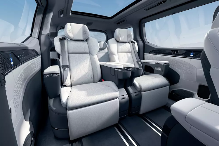 Ở thị trường ngoài Trung Quốc, Zeekr 009 2025 dùng pin 116 kWh với phạm vi di chuyển 582 km ở phiên bản AWD theo chu trình thử nghiệm WLTP khắt khe hơn. Ngoài ra, xe ở thị trường ngoài Trung Quốc chỉ dùng công nghệ điện áp 400V thay vì 800V nên thời gian sạc pin sẽ chậm hơn.