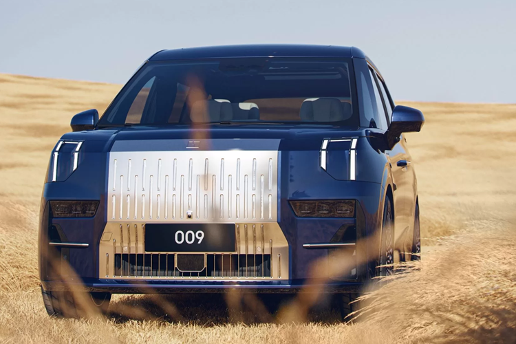 Bên trong xe, Zeekr 009 2025 tạo cảm giác quen thuộc với mặt táp-lô đơn giản, đi kèm bảng đồng hồ kỹ thuật số 10,25 inch. Trong khi đó, màn hình cảm ứng trung tâm của xe đã được nâng cấp lên loại OLED 15,05 inch với độ phân giải 2.5K. Màn hình treo trên trần xe cũng được thay đổi thành loại OLED 17 inch với độ phân giải 3K.