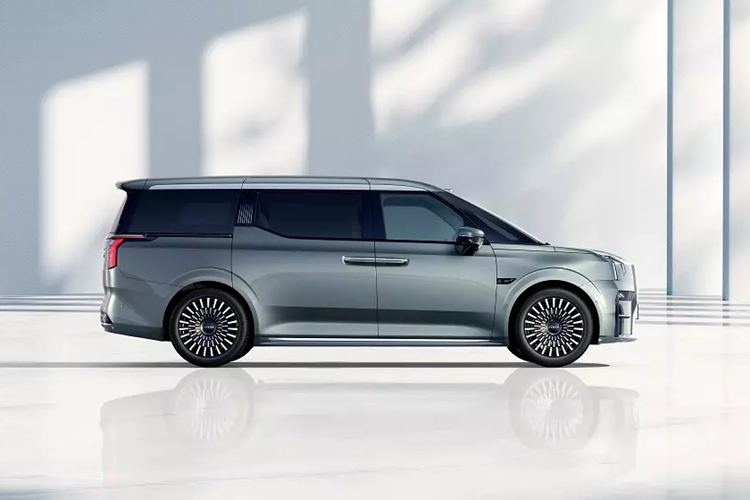 Sau một lần sạc đầy, pin cho phép phiên bản FWD chạy được quãng đường tối đa 740 km trong khi con số tương ứng của phiên bản AWD là 702 km theo chu trình thử nghiệm CLTC tại Trung Quốc. Pin của Zeekr 009 2025 hỗ trợ sạc nhanh DC với thời gian sạc từ 10% lên 80% trong thời gian chỉ 11,5 phút nhờ công nghệ điện áp 800V.