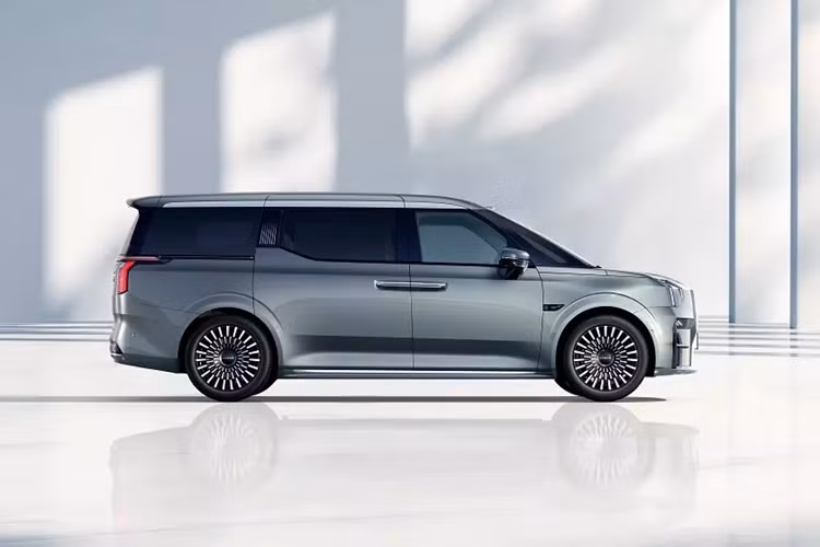 Sau một lần sạc đầy, pin cho phép phiên bản FWD chạy được quãng đường tối đa 740 km trong khi con số tương ứng của phiên bản AWD là 702 km theo chu trình thử nghiệm CLTC tại Trung Quốc. Pin của Zeekr 009 2025 hỗ trợ sạc nhanh DC với thời gian sạc từ 10% lên 80% trong thời gian chỉ 11,5 phút nhờ công nghệ điện áp 800V.