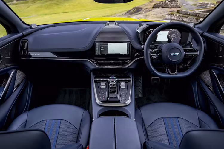 Chiếc Aston Martin Victor có một không hai được Top Gear mô tả là “chiếc siêu xe mà thập niên tám mươi chưa từng có” được tạo ra bởi dịch vụ cá nhân hóa độc đáo của thương hiệu “Q by Aston Martin” với hộp số sàn và tất nhiên là một Động cơ V12.