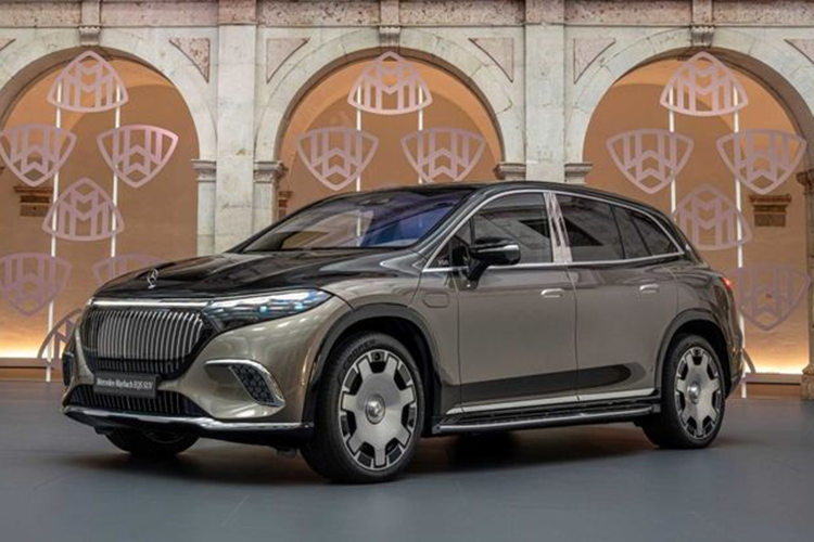 Ông Brad Kelly - Tổng Giám đốc Mercedes-Benz Việt Nam cho biết trong năm nay, hãng sẽ ra mắt 3 mẫu xe gồm; Mercedes-Benz C63 S E Performance 2024 mới, SL 63 SE Performance và Maybach EQS 680 SUV. Trong đó Maybach EQS 680 SUV thu hút sự chú ý đặc biệt bởi đây là mẫu xe cao cấp nhất của thương hiệu Đức.