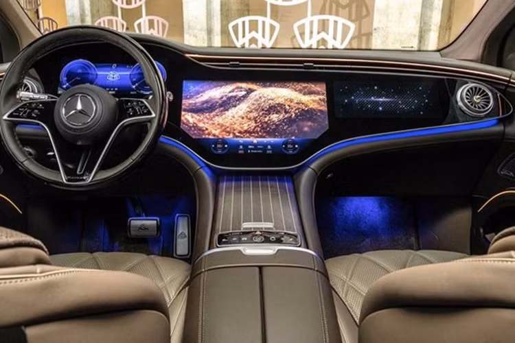 Kiểu dáng tổng thể của Maybach EQS 680 SUV tương tự mẫu xe EQS SUV nhưng được bổ sung lưới tản nhiệt nan dọc đặc trưng của dòng Maybach, thân xe sơn hai màu, mâm xe thiết kế riêng và logo Maybach trên cột C. Về nội thất, Mercedes-Maybach EQS 680 SUV có cấu hình 4 chỗ ngồi với các tiện nghi sang trọng tập trung ở hàng ghế thứ hai.