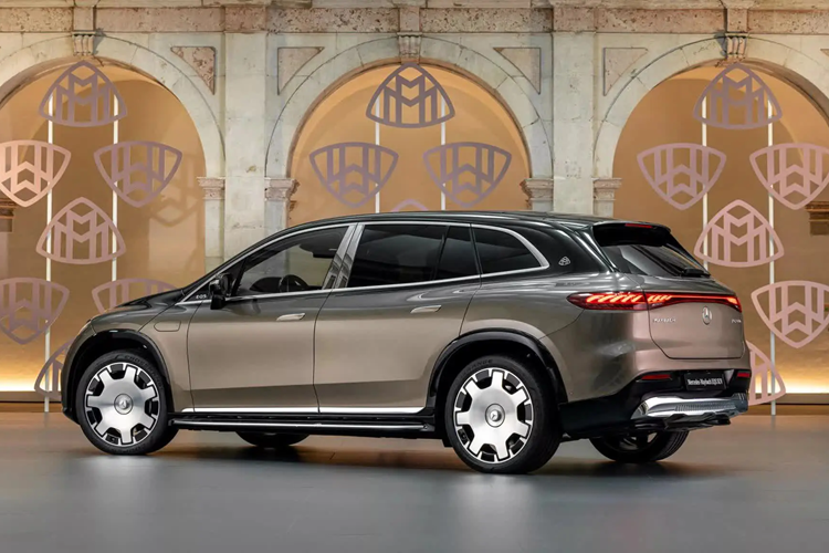 Mẫu SUV siêu sang này được trang bị hai động cơ điện công suất 649 mã lực, mô-men xoắn 950 Nm. Theo thử nghiệm, Mercedes-Maybach EQS 680 SUV tăng tốc từ 0-100 km/h trong 4,4 giây. Bên cạnh đó, xe cũng được trang bị bộ pin có dung lượng lớn, cho tầm vận hành khoảng 600 km theo tiêu chuẩn WLTP.