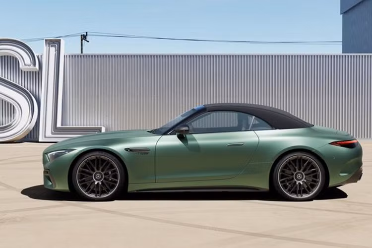 So với phiên bản SL 43, mẫu SL63 S E có thiết kế nổi bật hơn nhờ được trang bị gói AMG Carbon Package với các điểm nhấn carbon, đi kèm bộ mâm thể thao AMG 21 inch.