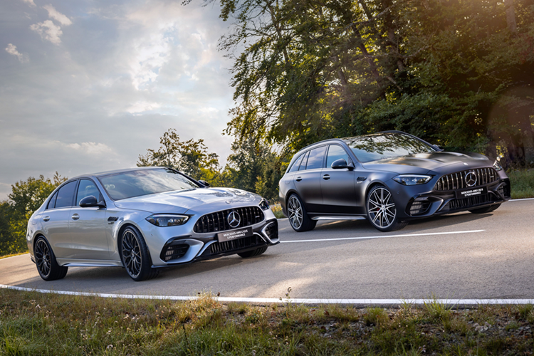 Ở chế độ thuần điện, xe đi được quãng đường tối đa là 13 km. Với khối động cơ mạnh mẽ, mẫu xe này có khả năng tăng tốc từ 0-100km/h trong 3,4 giây và vận tốc tối đa là 250 km/h.