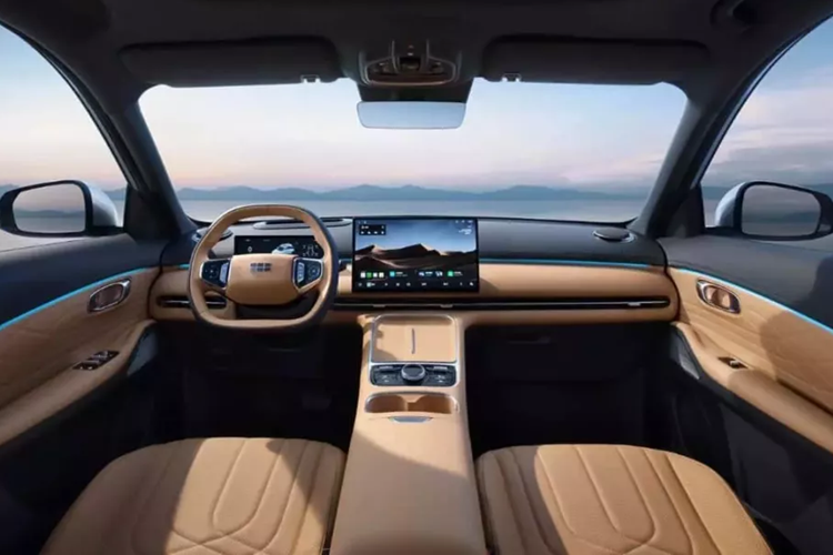 Vị quan chức này cũng tuyên bố xe có 20 thiết kế lực cản thấp, góp phần tạo nên hệ số cản 0,288Cd. Bên trong, buồng lái sử dụng bố cục hình chữ T đối xứng, được trang trí bằng vải và các chi tiết mạ crôm. Vô lăng đáy phẳng hai chấu có các nút cảm ứng cảm ứng ở cả hai bên.