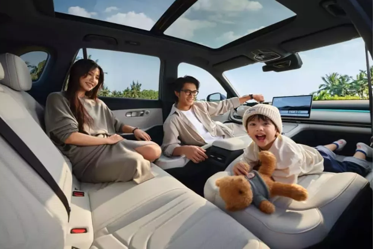 Phía sau vô lăng Geely Galaxy Starship 7 là bảng đồng hồ và phía trước bảng điều khiển trung tâm là màn hình điều khiển trung tâm 14,6 inch. Hệ thống vận hành của xe đến từ hệ thống buồng lái thông minh Galaxy Flyme Auto.
