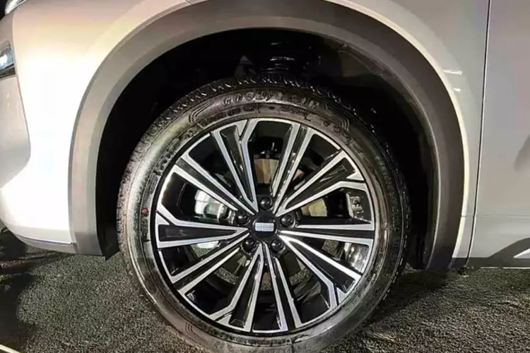 Phạm vi chạy hoàn toàn bằng điện tương ứng là 101 km và 150 km (điều kiện thử nghiệm chưa rõ). Với bình nhiên liệu đầy và sạc đầy, phạm vi hoạt động toàn diện chính thức có thể đạt 1.430 km.