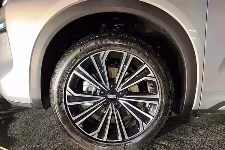 Phạm vi chạy hoàn toàn bằng điện tương ứng là 101 km và 150 km (điều kiện thử nghiệm chưa rõ). Với bình nhiên liệu đầy và sạc đầy, phạm vi hoạt động toàn diện chính thức có thể đạt 1.430 km.