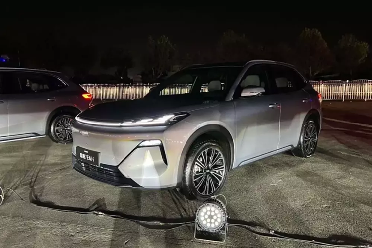 Vào ngày 4 /11/2024 vừa qua, Geely Galaxy chính thức ra mắt mẫu SUV Starship 7 được trang bị hệ thống hybrid cắm điện NordThor 2.0 của Geely và được xây dựng dựa trên nền tảng GEA. Đợt bán Geely Galaxy Starship 7 PHEV 2025 mới đã mở vào ngày 8/11.