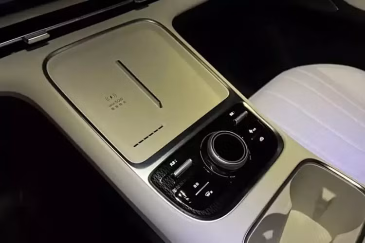 Ngoài ra, nội thất xe Geely Galaxy Starship 7 còn được trang bị màn hình W-HUD 13,8 inch, trợ lý giọng nói AI, cửa gió điều hòa nằm ngang, 16 loa Flyme Sound, đèn viền, sạc điện thoại di động không dây 50W và hệ thống thông gió/sưởi ấm/massage ghế. Chế độ Sentry cũng được cung cấp.