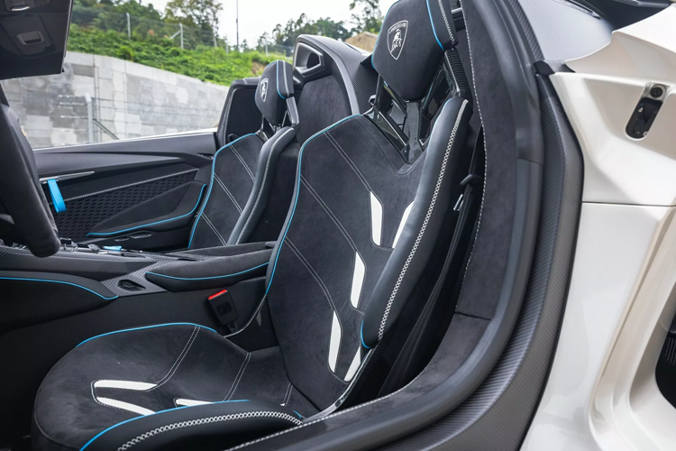 Giống như Aventador, Centenario Roadster được trang bị động cơ V12 hút khí tự nhiên 6.5 lít, mặc dù một số tinh chỉnh nhỏ được thực hiện đối với động cơ đã nâng công suất lên 759 mã lực.