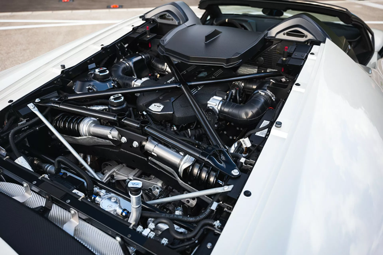 Khi mới ra mắt, giá xe Lamborghini Centenario Roadster khởi điểm khoảng 2 triệu USD tại Mỹ, nhưng trong những năm sau khi ra mắt, giá chào bán của những chiếc xe đã qua sử dụng ít đã tăng đáng kể, lên đến đỉnh điểm là một chiếc Centenario Roadster màu đỏ được niêm yết với giá 5,5 triệu USD.